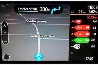 Mobiles Navigationsgerät mit einigen Verkehrsstörungen im Test