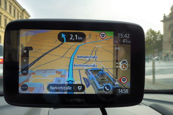 TomTom Go Essential in der 3D Ansicht durch die Straßen fahren